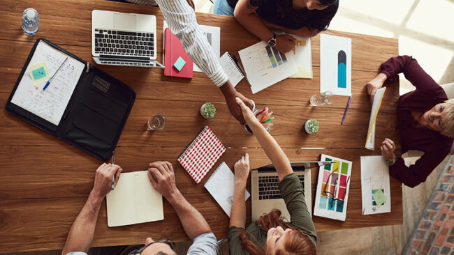 Freelancer or Agency blog-freelancer or agency? understanding the difference when choosing a social media partner